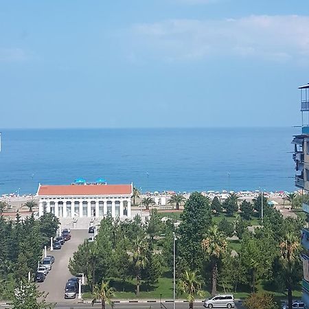 Apartment On Khimshiashvili 11A バトゥーミ エクステリア 写真