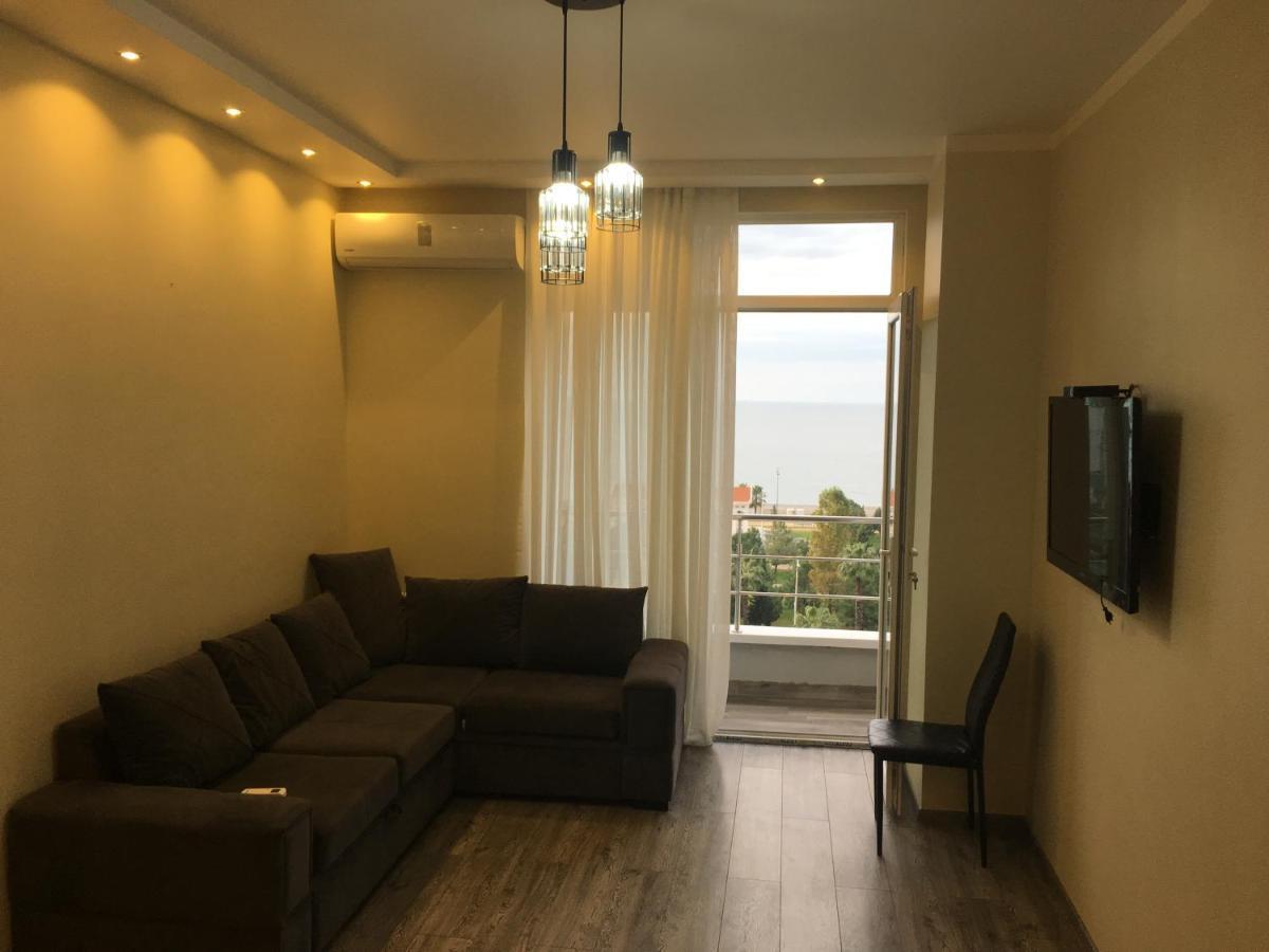 Apartment On Khimshiashvili 11A バトゥーミ エクステリア 写真