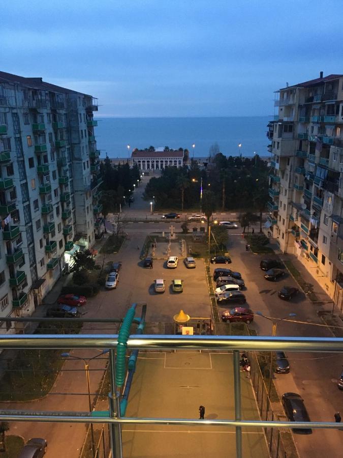 Apartment On Khimshiashvili 11A バトゥーミ エクステリア 写真