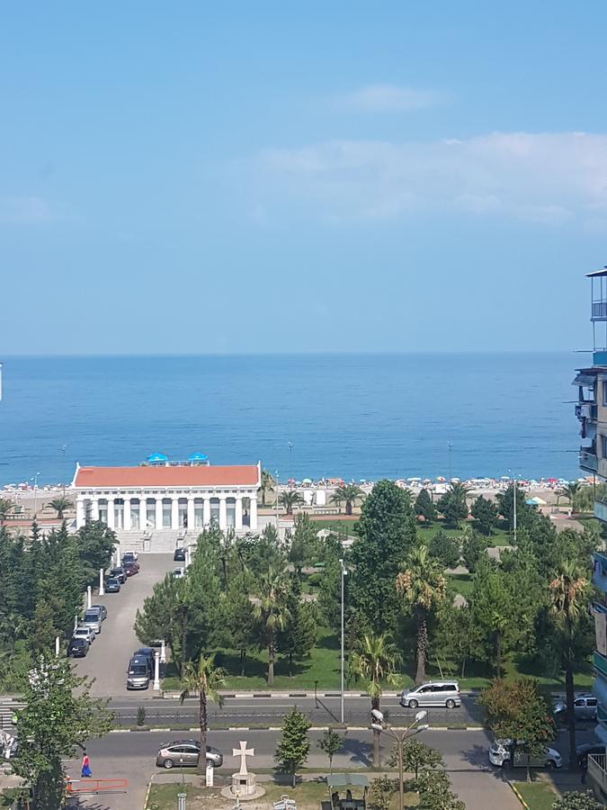 Apartment On Khimshiashvili 11A バトゥーミ エクステリア 写真